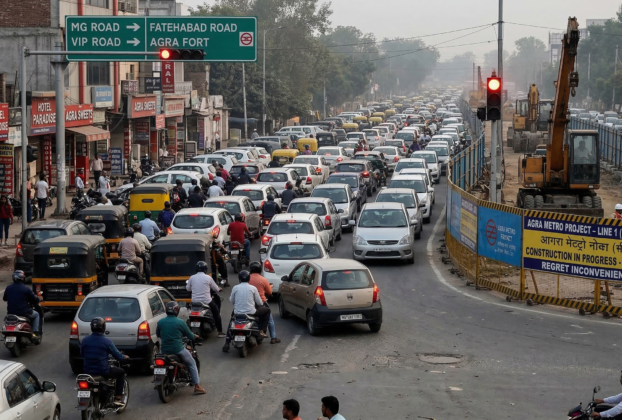 आगरा वीआईपी रोड पर ट्रैफिक जाम में फंसे वाहनों की लंबी कतार