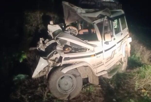 आगरा चित्राहाट बाह-इटावा मार्ग पर बोलेरो दुर्घटना में 5 श्रद्धालुओं की मौत और बचाव कार्य की रपट - ताज न्यूज़।