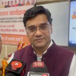 आगरा के एसएन मेडिकल कॉलेज में 202 नए नर्सिंग अधिकारियों को नियुक्ति पत्र बांटते विधायक - ताज न्यूज़।