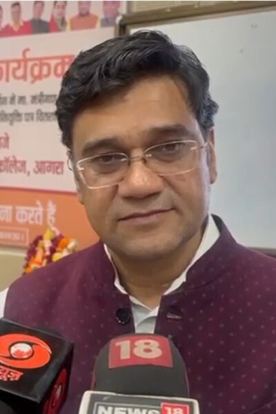 आगरा के एसएन मेडिकल कॉलेज में 202 नए नर्सिंग अधिकारियों को नियुक्ति पत्र बांटते विधायक - ताज न्यूज़।