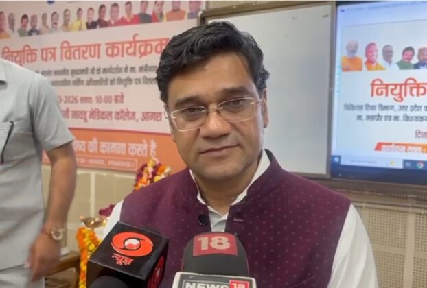 आगरा के एसएन मेडिकल कॉलेज में 202 नए नर्सिंग अधिकारियों को नियुक्ति पत्र बांटते विधायक - ताज न्यूज़।