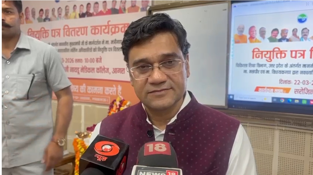 आगरा के एसएन मेडिकल कॉलेज में 202 नए नर्सिंग अधिकारियों को नियुक्ति पत्र बांटते विधायक - ताज न्यूज़।