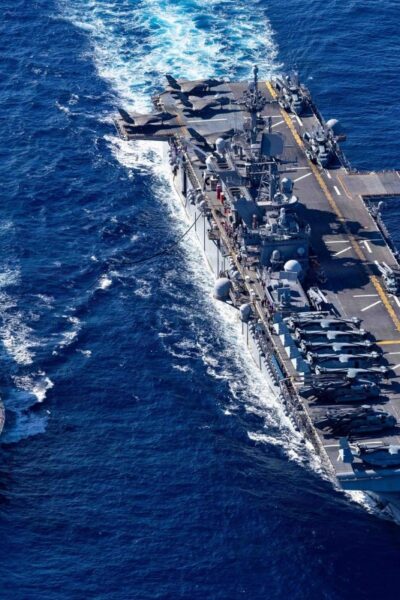 मिडिल ईस्ट में अमेरिकी मरीन कमांडो और USS त्रिपोली युद्धपोत की तैनाती, खार्ग द्वीप संकट - ताज न्यूज़।