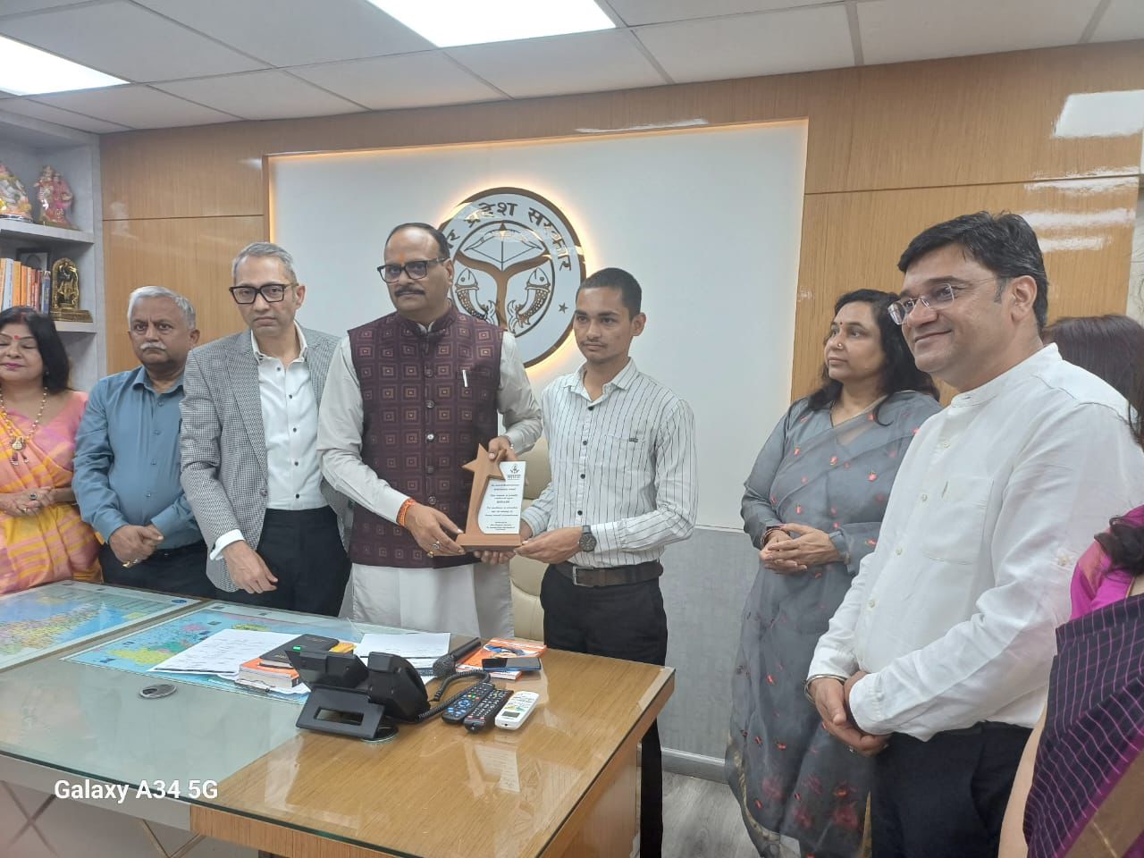 छात्रों को छात्रवृत्ति प्रदान करते हुए अतिथि