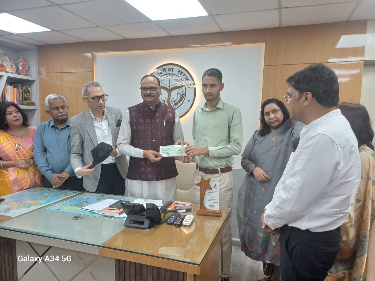 समारोह में उपस्थित गणमान्य लोग