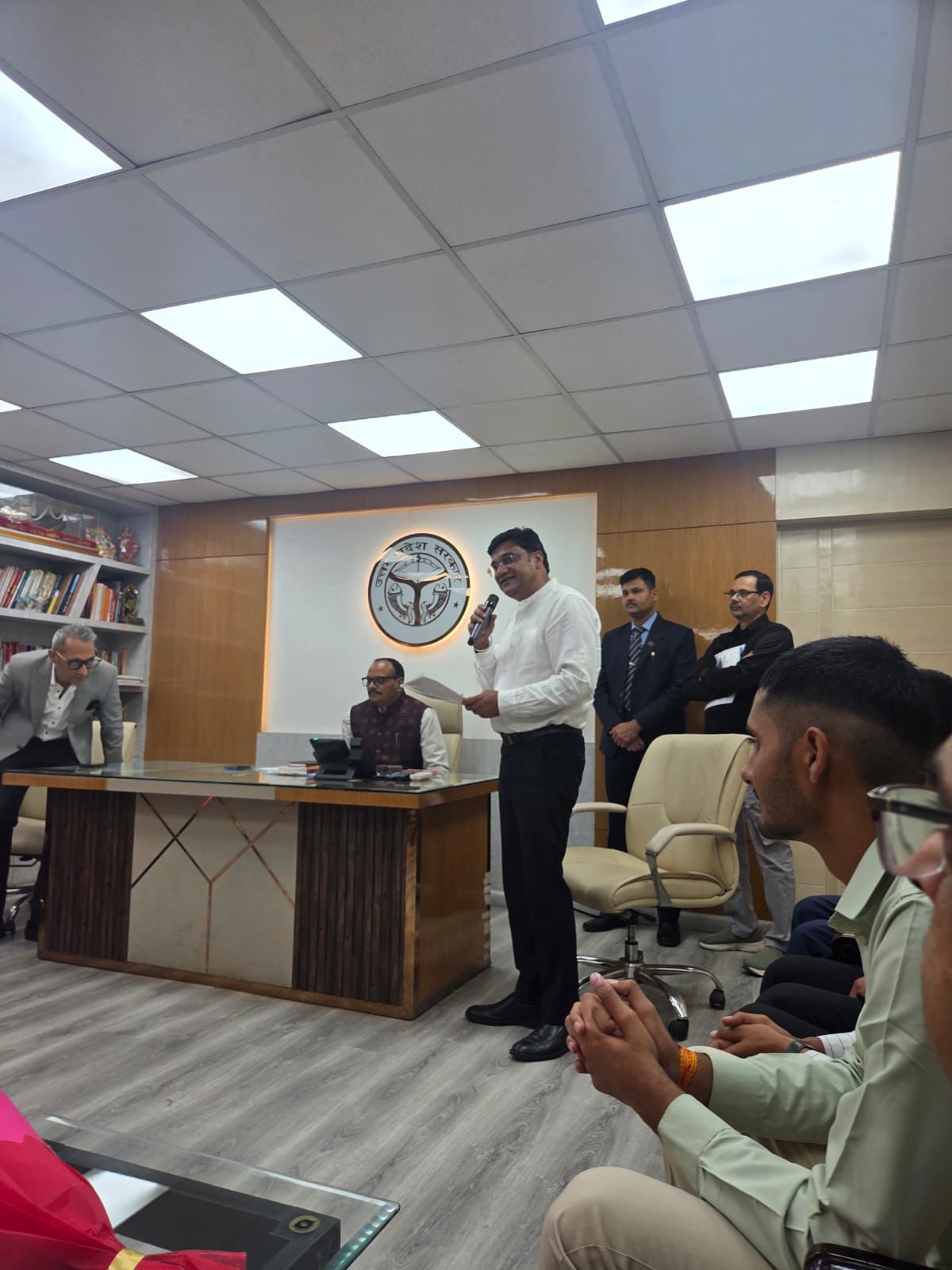 डिप्टी सीएम को स्मृति चिह्न भेंट