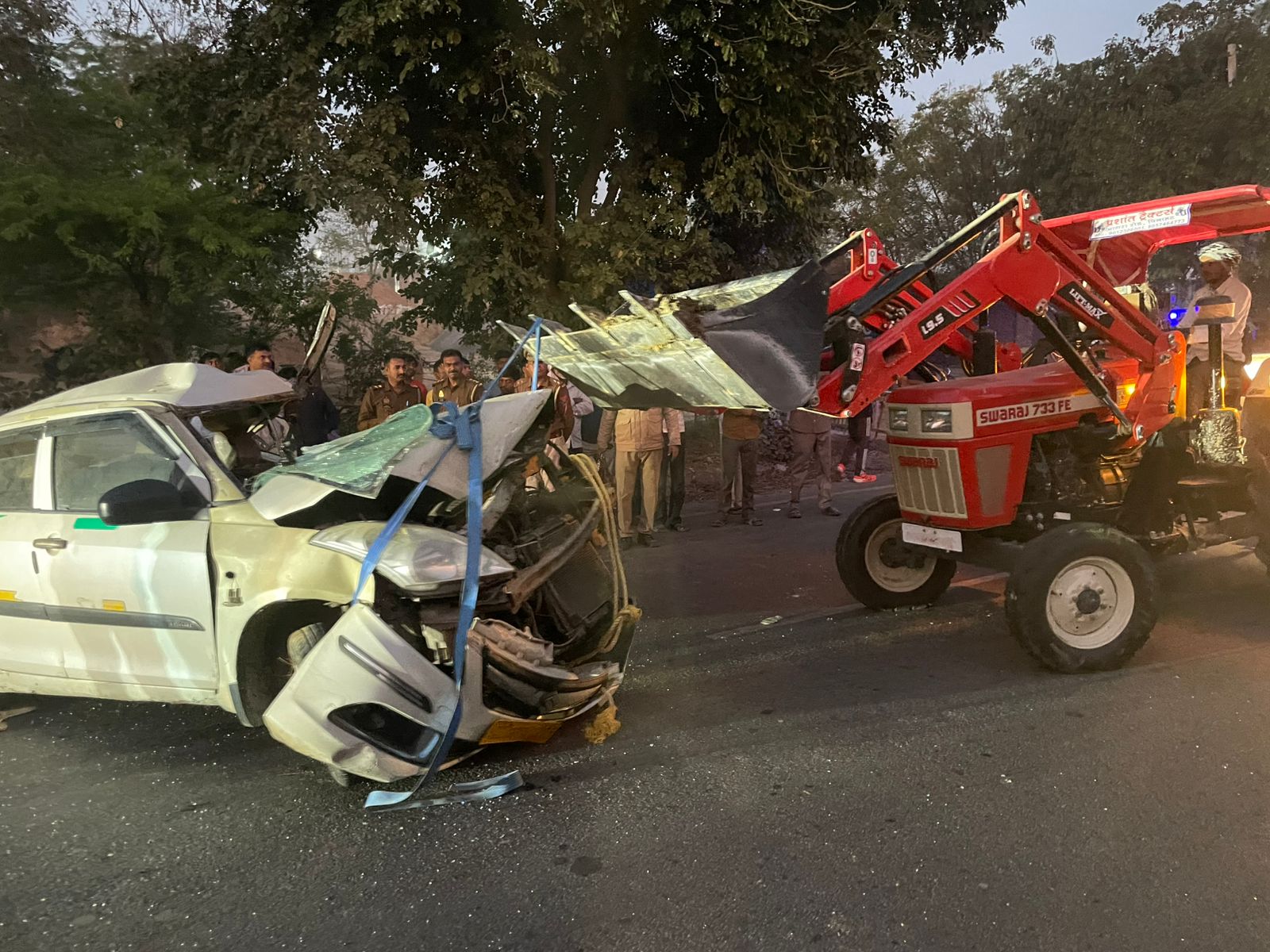 आगरा में भीषण सड़क हादसा और क्षतिग्रस्त कार