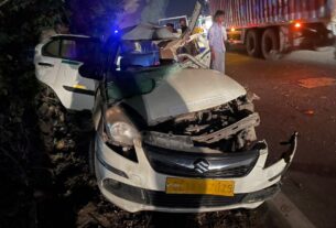 आगरा में भीषण सड़क हादसा और क्षतिग्रस्त कार