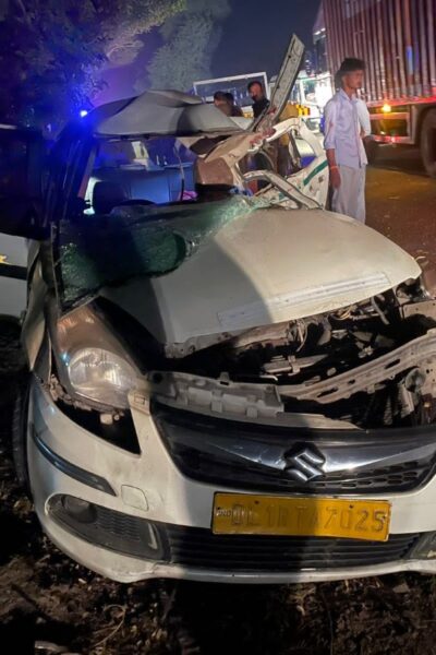 आगरा में भीषण सड़क हादसा और क्षतिग्रस्त कार
