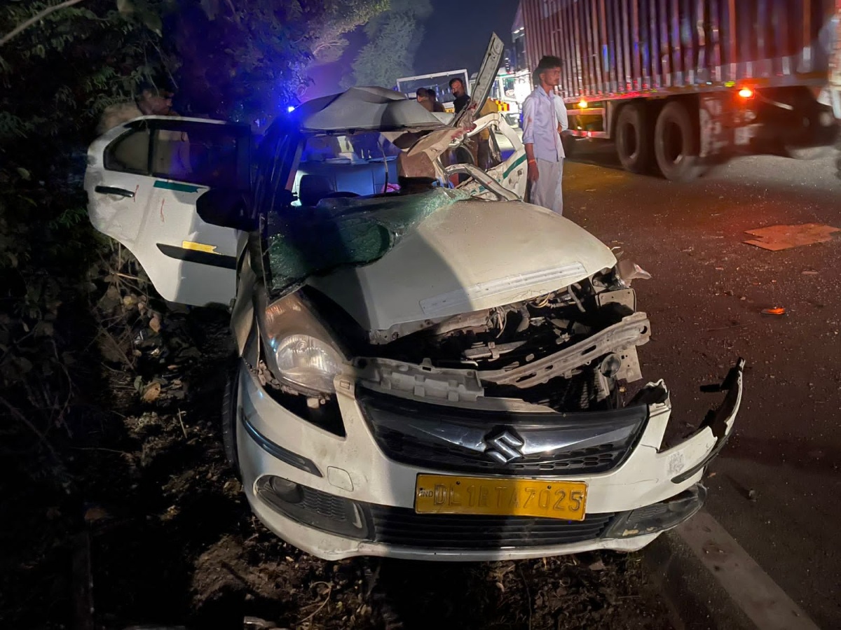 आगरा में भीषण सड़क हादसा और क्षतिग्रस्त कार