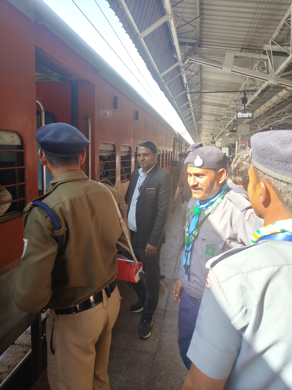 ट्रेन में यात्रियों की सहायता