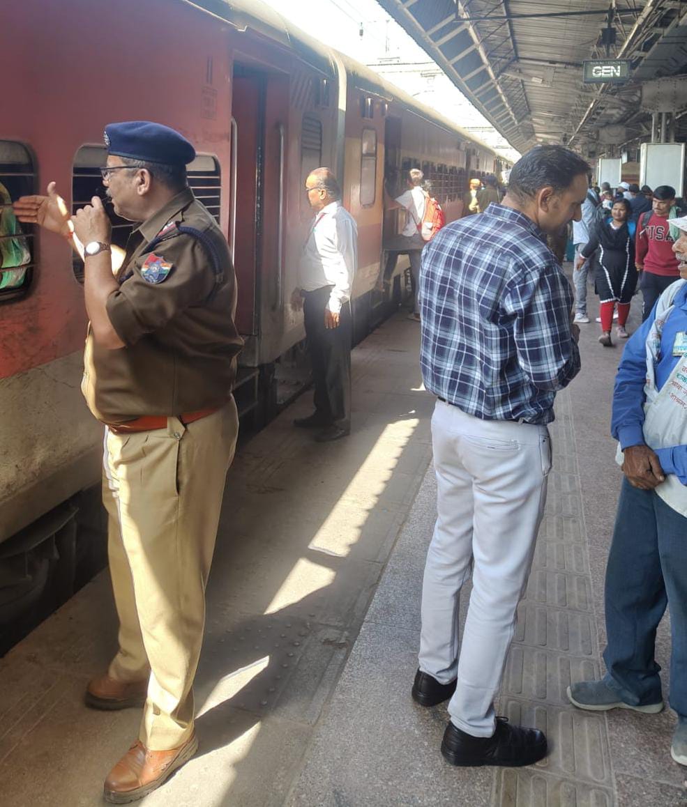 आगरा प्लेटफार्म पर सुरक्षा बल