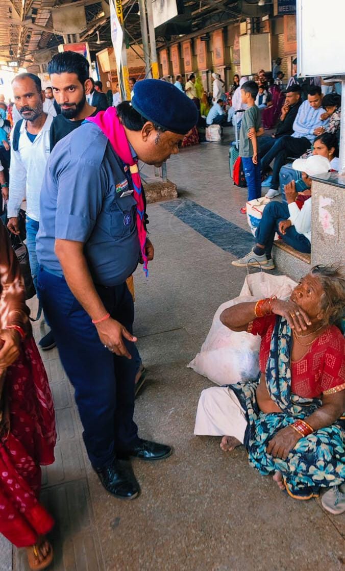 आगरा स्टेशन पर टिकट चेकिंग