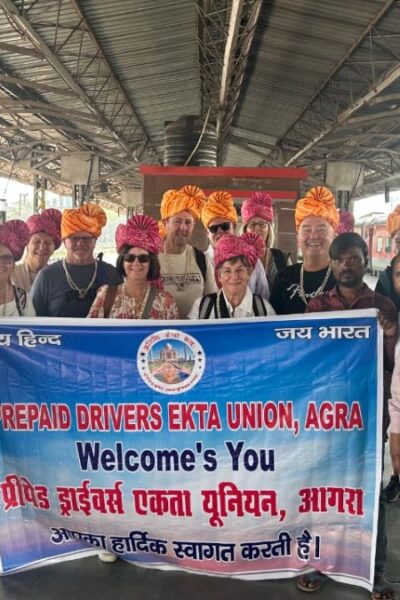 आगरा कैंट स्टेशन पर विदेशी पर्यटक का जन्मदिन और स्वागत