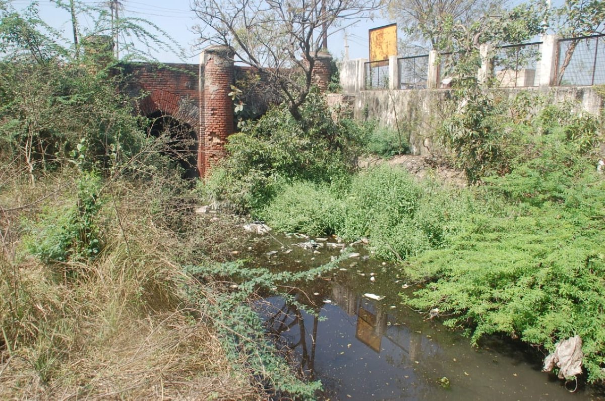 फतेहपुर सीकरी का ऐतिहासिक तेरह मोरी बांध जिसे पुनः जल संचय योग्य बनाने की मांग उठी