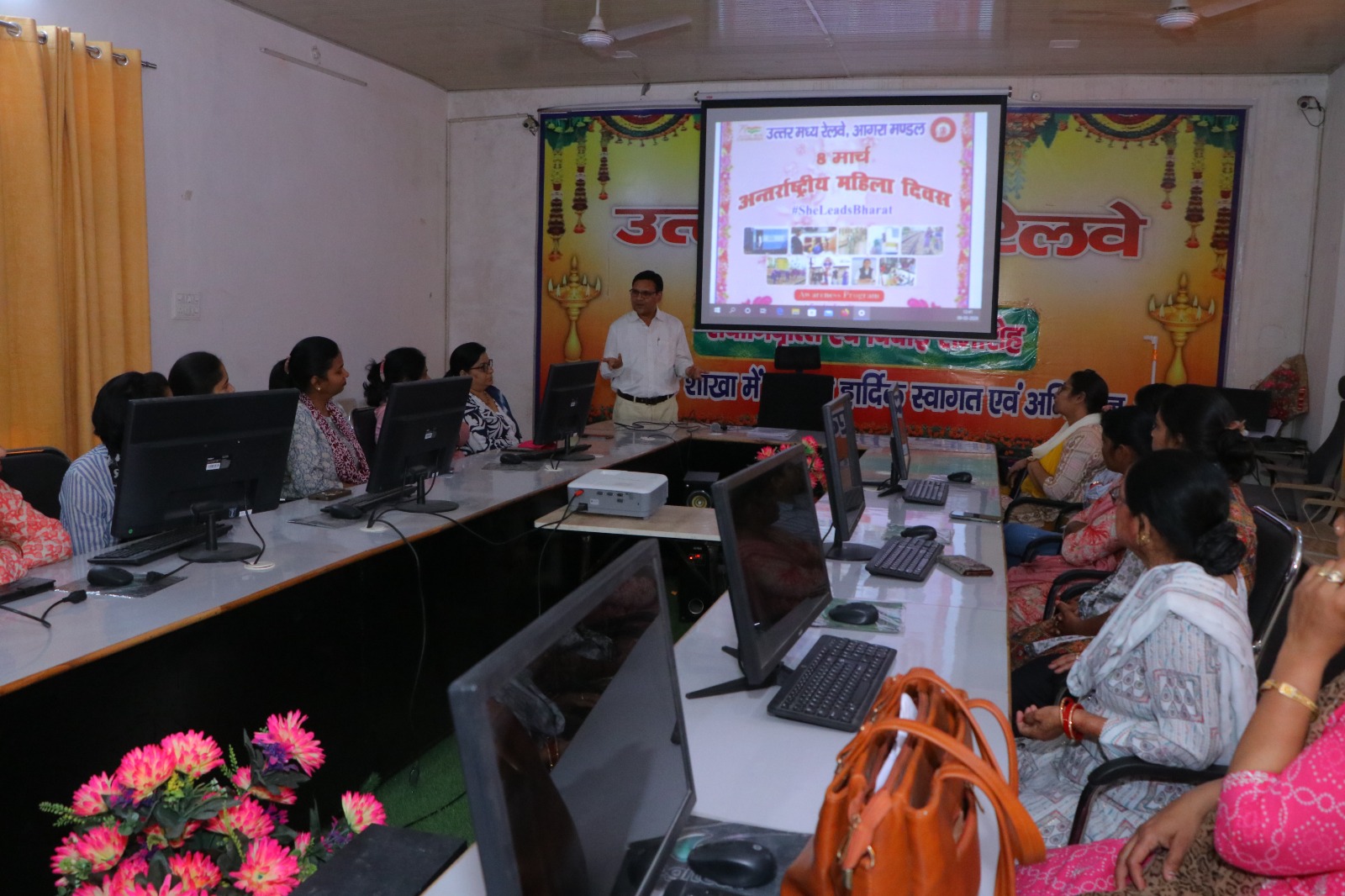 आगरा मंडल महिला दिवस कार्यक्रम में उपस्थित कर्मचारी