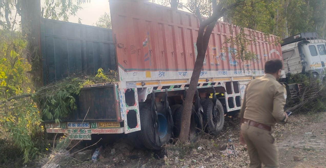 पेड़ों में घुसा ट्रेलर