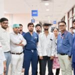 आगरा एसएन मेडिकल कॉलेज के डॉक्टर सफल बाईपास सर्जरी के बाद मरीज राजेंद्र शर्मा के साथ।