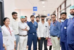 आगरा एसएन मेडिकल कॉलेज के डॉक्टर सफल बाईपास सर्जरी के बाद मरीज राजेंद्र शर्मा के साथ।