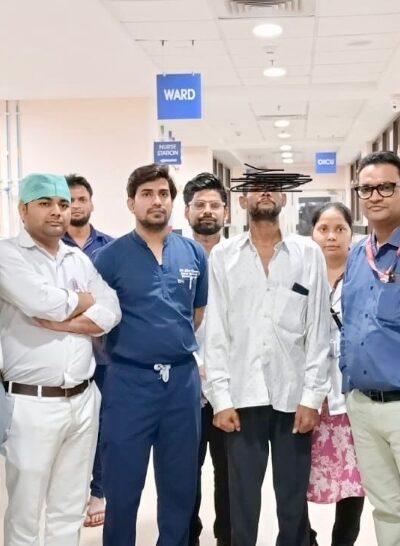 आगरा एसएन मेडिकल कॉलेज के डॉक्टर सफल बाईपास सर्जरी के बाद मरीज राजेंद्र शर्मा के साथ।