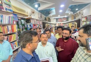 आगरा संजय प्लेस में पापा संस्था द्वारा निजी स्कूल और पुस्तक विक्रेताओं के खिलाफ प्रदर्शन की रपट - ताज न्यूज़।