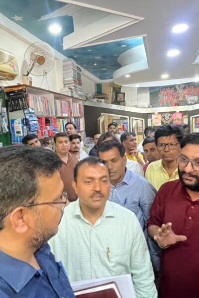 आगरा संजय प्लेस में पापा संस्था द्वारा निजी स्कूल और पुस्तक विक्रेताओं के खिलाफ प्रदर्शन की रपट - ताज न्यूज़।