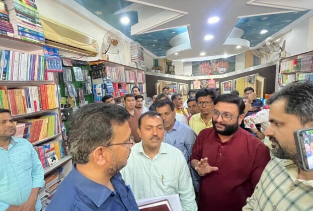 आगरा संजय प्लेस में पापा संस्था द्वारा निजी स्कूल और पुस्तक विक्रेताओं के खिलाफ प्रदर्शन की रपट - ताज न्यूज़।