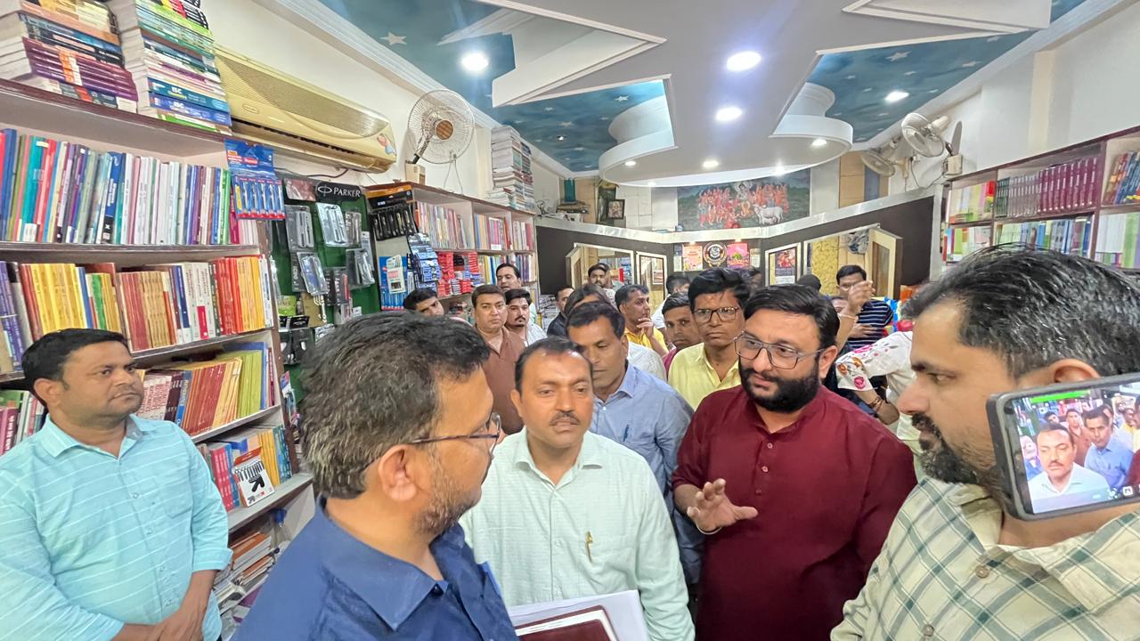 आगरा संजय प्लेस में पापा संस्था का विरोध प्रदर्शन