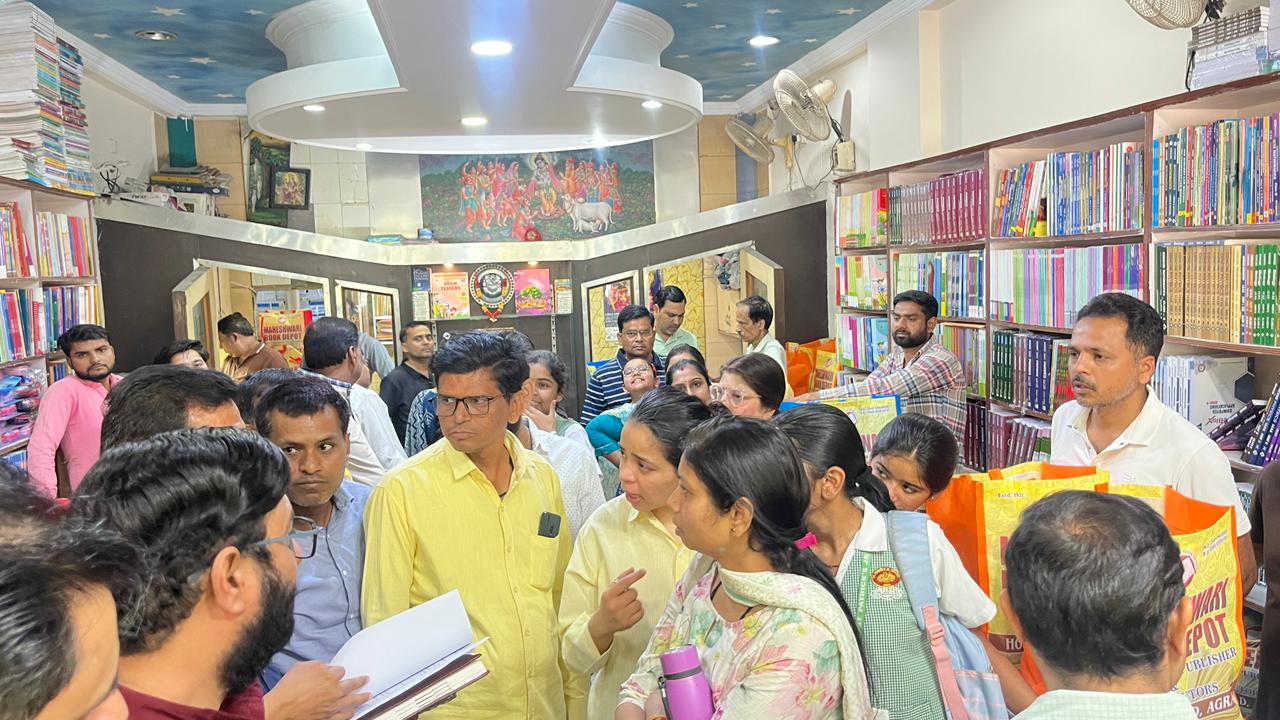 महंगी किताबों के खिलाफ विरोध