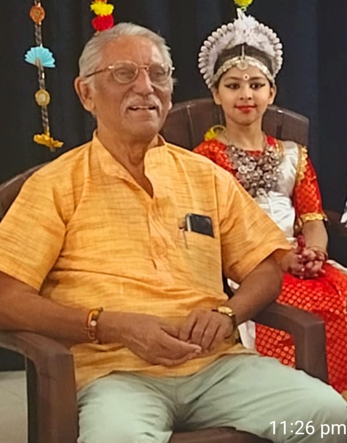 आगरा में नृत्य ज्योति कथक केंद्र के मंच पर यमुना स्तुति और ओडिसी नृत्य प्रस्तुत करते हुए बाल कलाकार