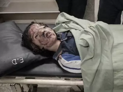 आगरा में चलती स्कूल बस की फर्श टूटी