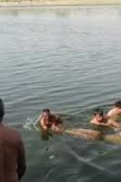 यमुना नदी में लापता युवक की तलाश करते गोताखोर