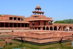 फतेहपुर सीकरी में घायल विदेशी महिला पर्यटक को अस्पताल में प्राथमिक उपचार