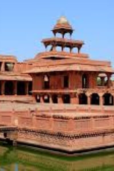 फतेहपुर सीकरी में घायल विदेशी महिला पर्यटक को अस्पताल में प्राथमिक उपचार