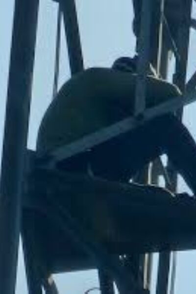 आगरा में मोबाइल टावर पर चढ़ा बॉयफ्रेंड