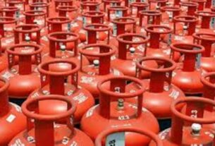 आगरा में गैस कालाबाजारी पर छापा