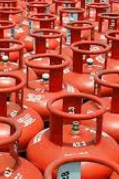 आगरा में गैस कालाबाजारी पर छापा