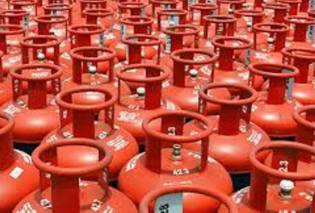 आगरा में गैस कालाबाजारी पर छापा