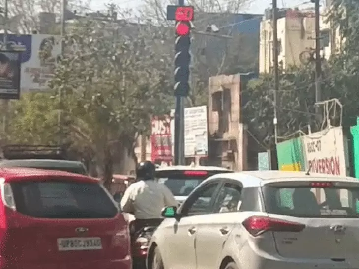 आगरा वीआईपी रोड पर ट्रैफिक जाम में फंसे वाहन