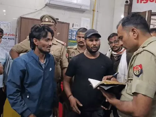 आगरा में चलती स्कूल बस की फर्श टूटी