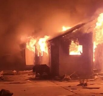 काबुल एयरस्ट्राइक: अस्पताल की तबाही का मंजर और मलबे में बचाव कार्य।