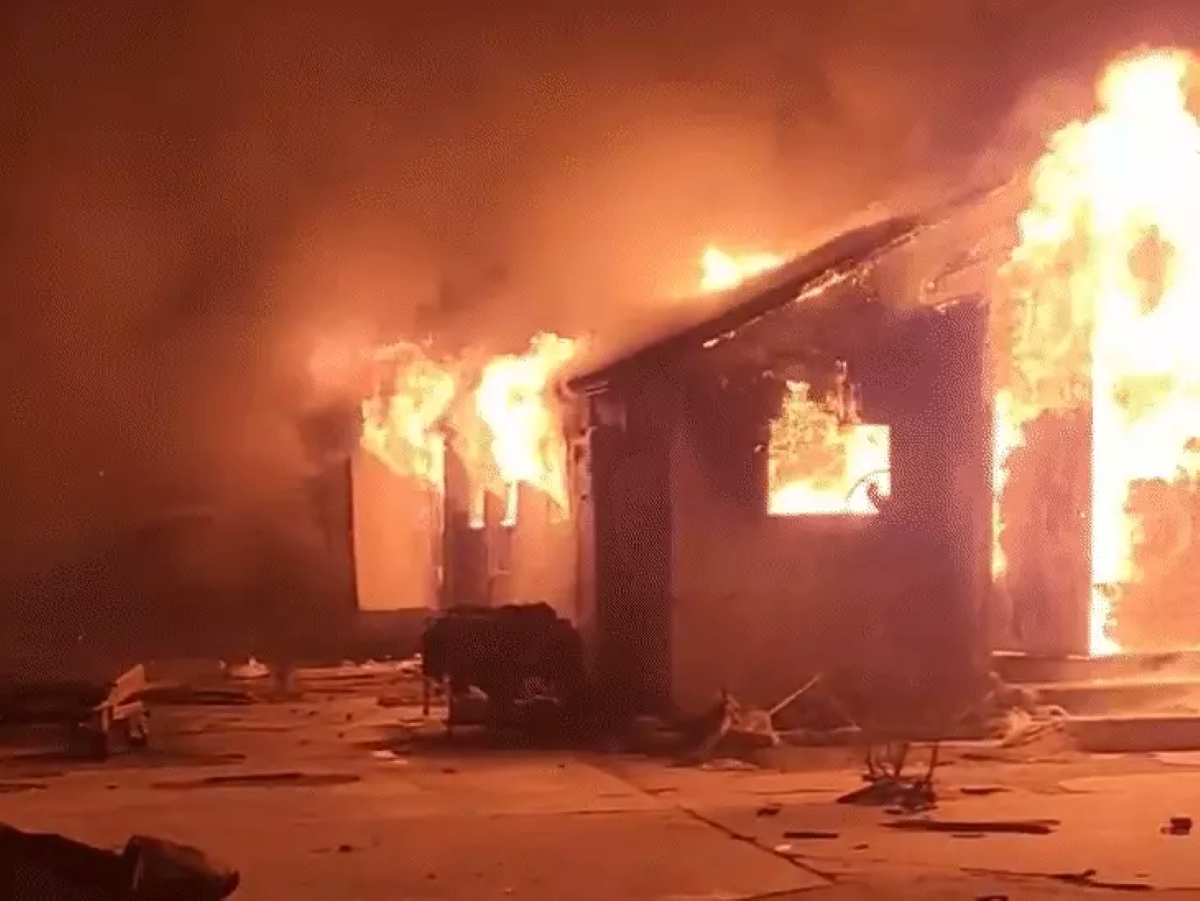 काबुल एयरस्ट्राइक: अस्पताल की तबाही का मंजर और मलबे में बचाव कार्य।