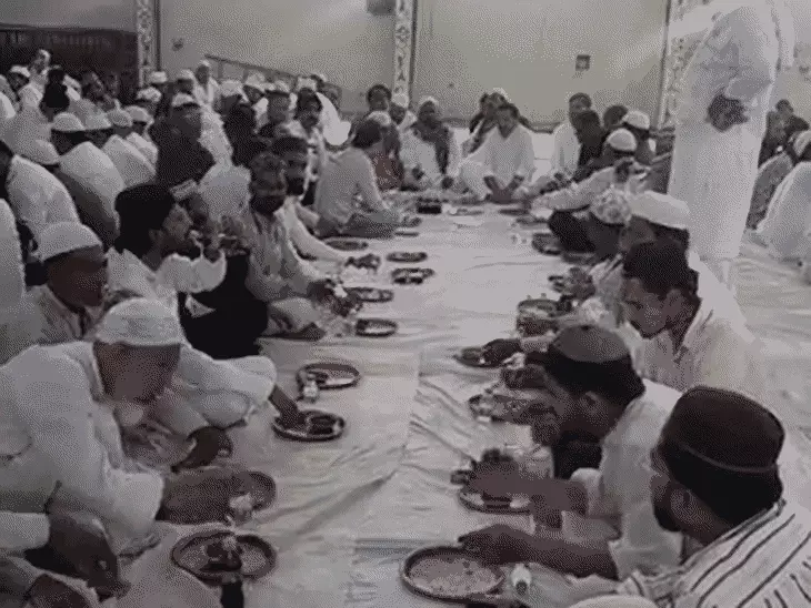 एत्मादपुर में इफ्तार पार्टी