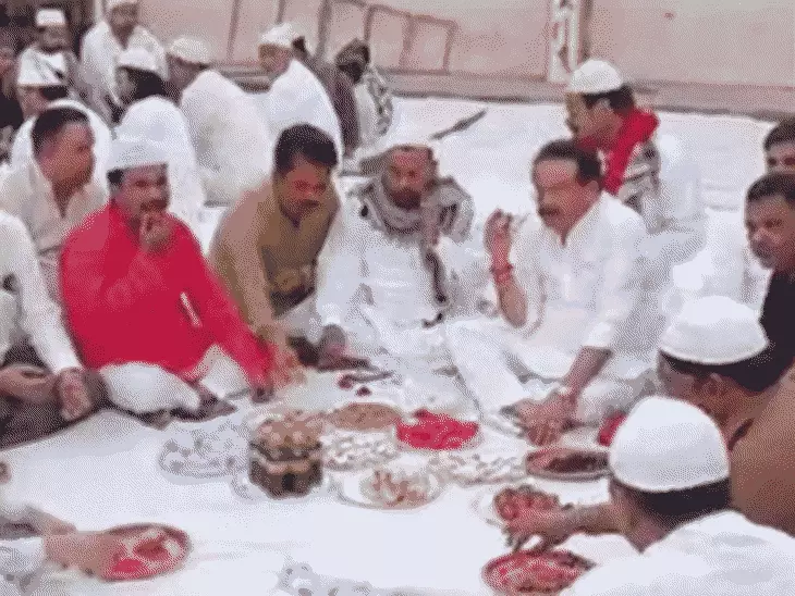 एत्मादपुर में इफ्तार पार्टी