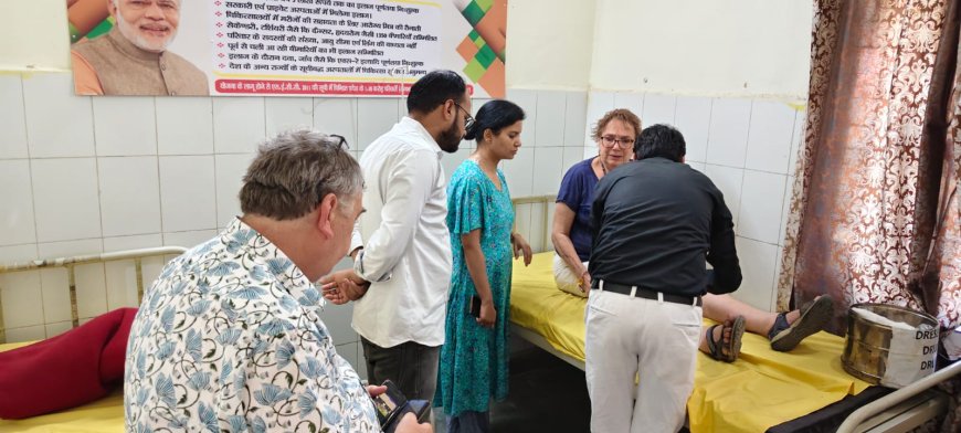 फतेहपुर सीकरी में विदेशी पर्यटक दल का भ्रमण