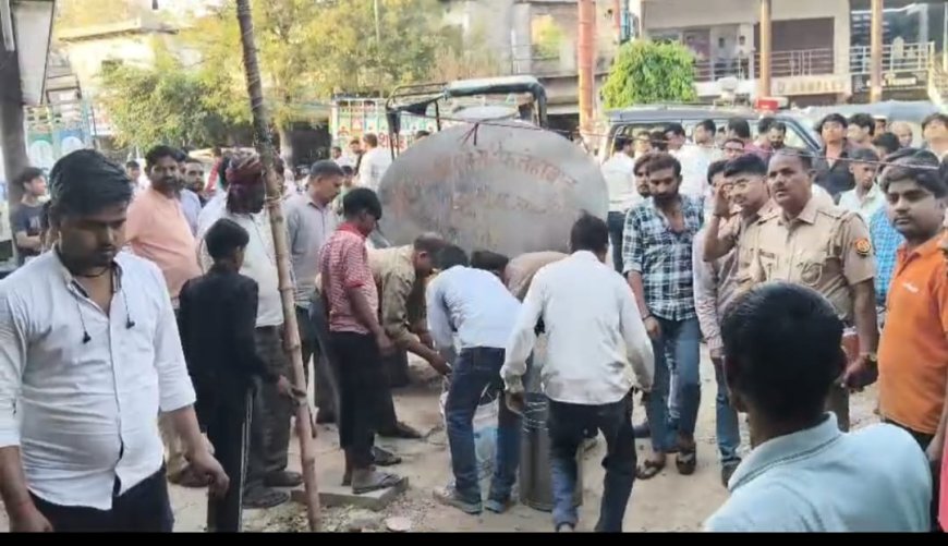 शमसाबाद गांधी चौक में ऑटो पार्ट्स गोदाम में लगी भीषण आग