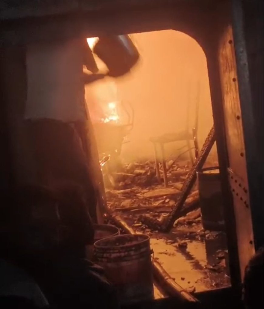 गोदाम में लगी आग बुझाने का प्रयास करते स्थानीय लोग