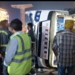 सिकंदरा में पलटी प्राइवेट बस