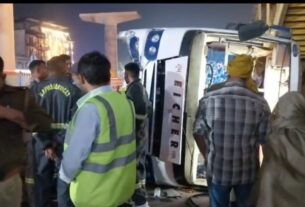 सिकंदरा में पलटी प्राइवेट बस