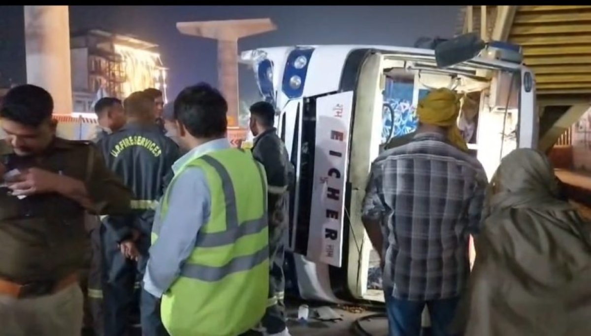 सिकंदरा में पलटी प्राइवेट बस